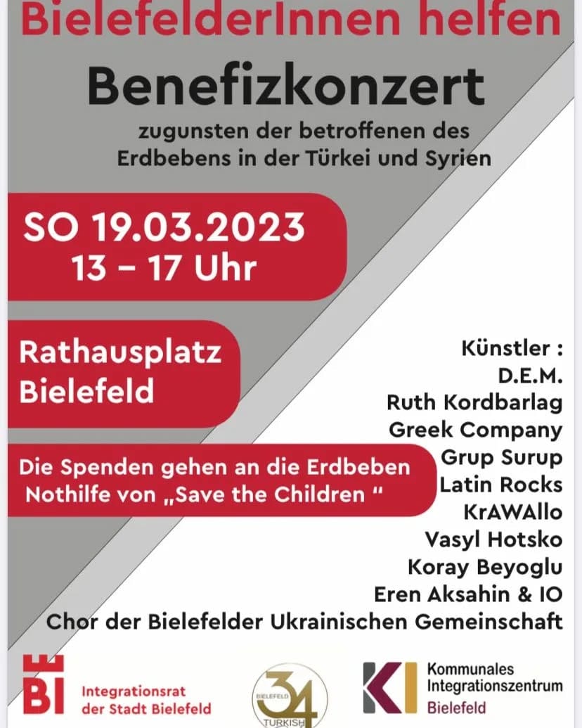 Plakat „BielefelderInnen helfen“ zum Benefizkonzert am 19. März 2023 von 13 bis 17 Uhr auf dem Rathausplatz Bielefeld zugunsten der Betroffenen des Erdbebens in der Türkei und Syrien.