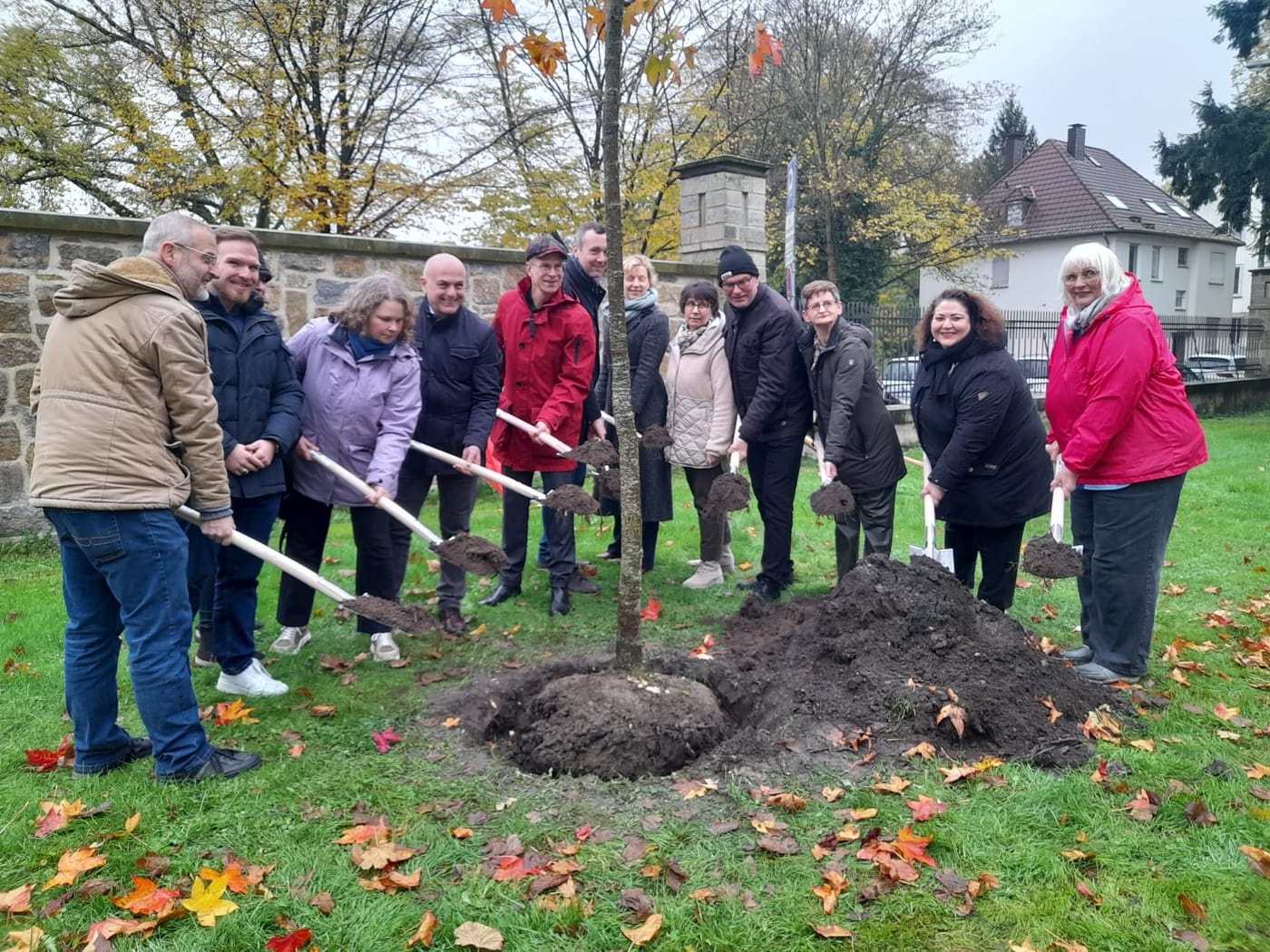 Pflanzung eines Baumes zur Würdigung der Gastarbeiterinnen und Gastarbeiter.
